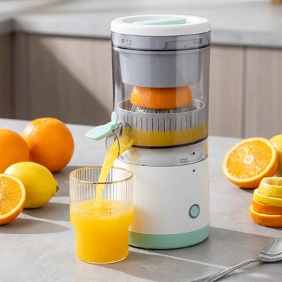 Presse agrume préparant jus orange
