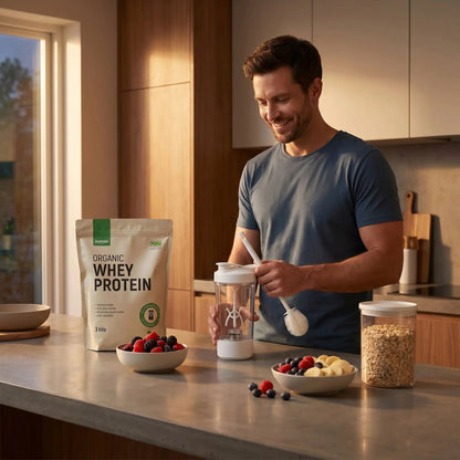 Homme utilisant mixeur portable