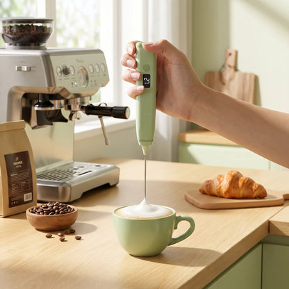 Mousseur a lait melangeant du cafe