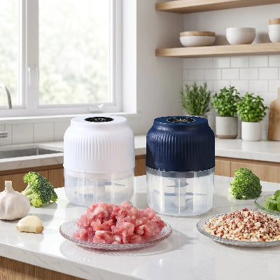 deux mini hachoirs electriques sur table cuisine