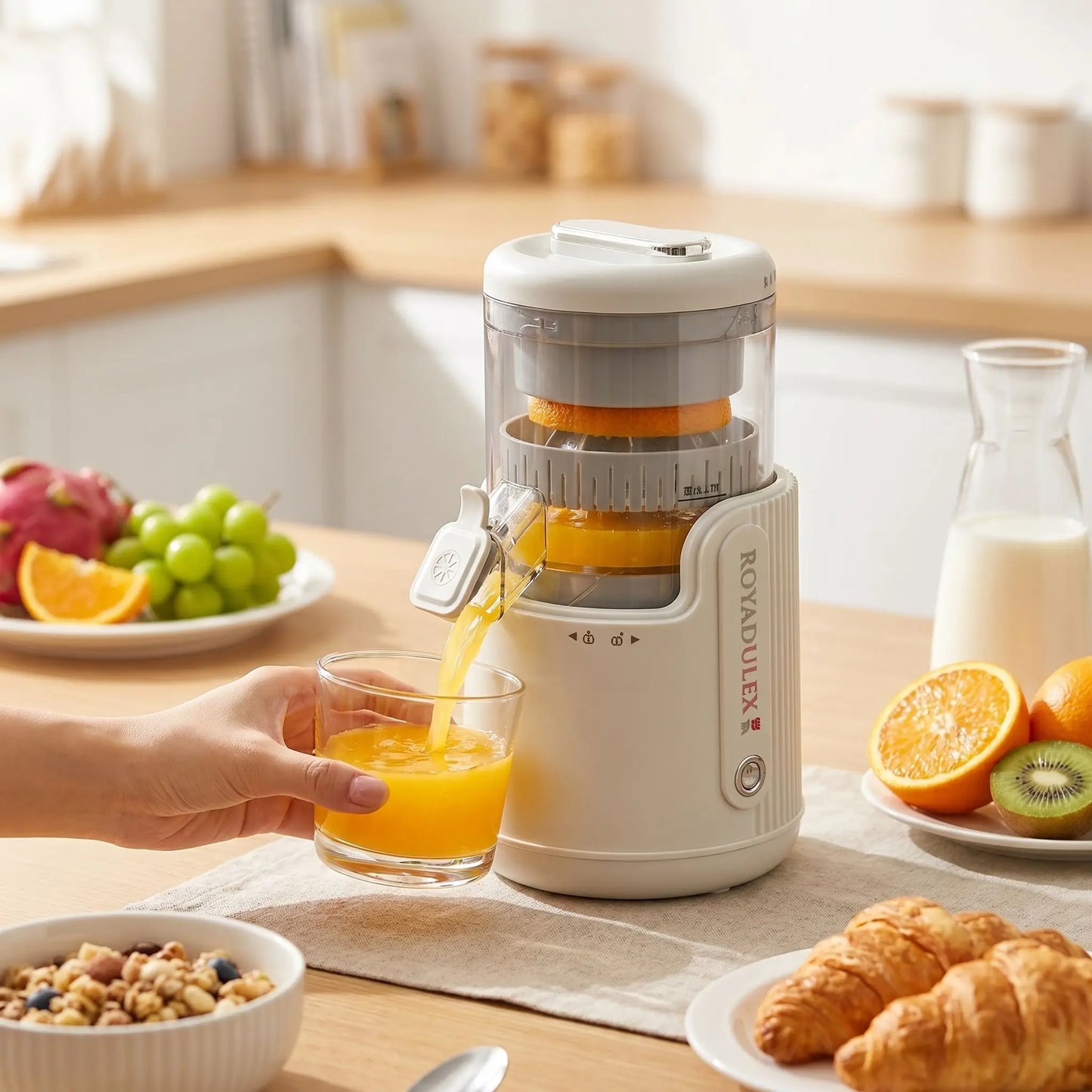 extracteur de jus avec main tenant une verre