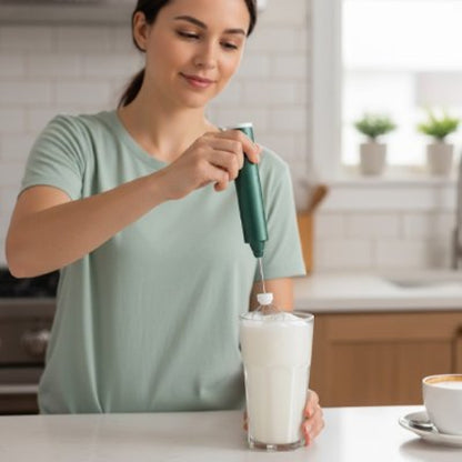  Femme utilisant un mousseur à lait