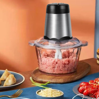 Hachoir electrique avec la viande sur table