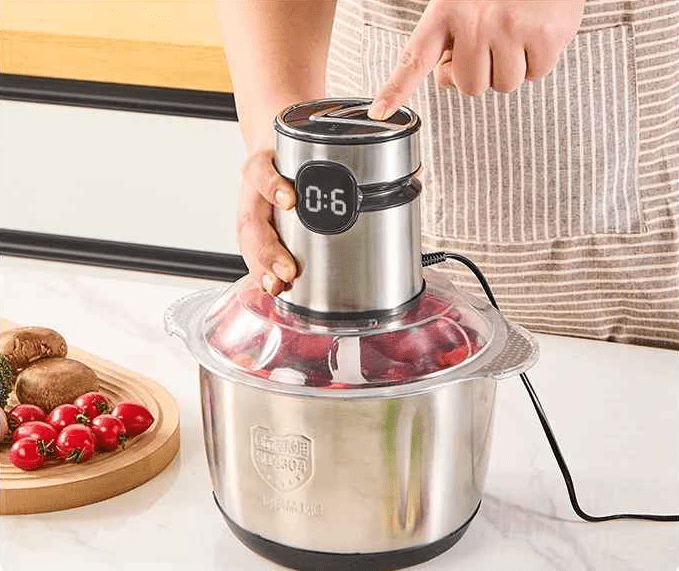 hachoir électrique sur la table de cuisine