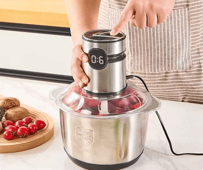hachoir électrique sur la table de cuisine