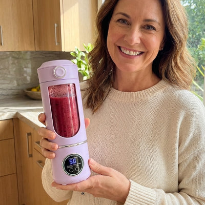 maman tenant un blender smoothie