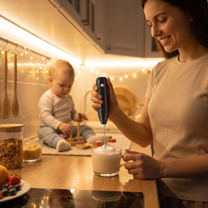 maman utilisant un mousseur a lait