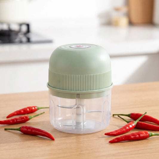 mini hachoir sur la table de cuisine avec du piri piri