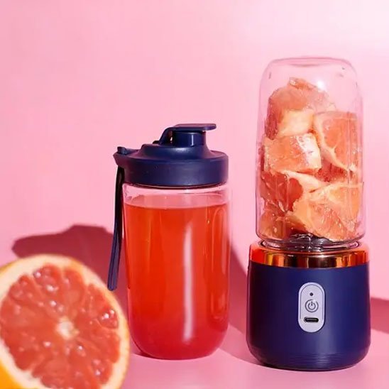 mini mixeur portable avec une orange sur la table de cuisine