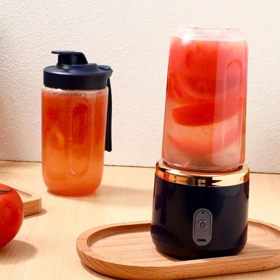 mixeur portable avec bouteille sur la table de cuisine