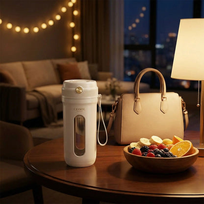 mixeur portable sur la table avec un sac à main