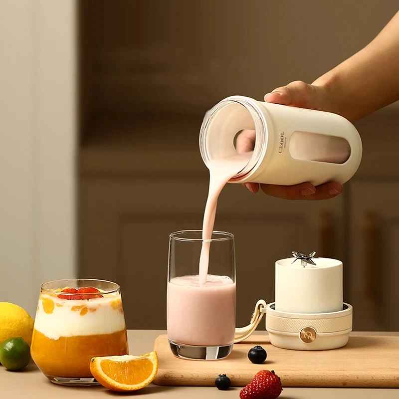 mixeur portable versant du jus fruit dans un verre