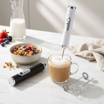 mousser a lait en mélangeant du café dans un verre