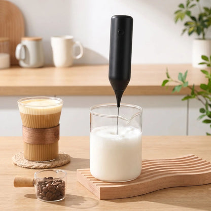 mousseur à lait en train de mélanger du lait pour le café