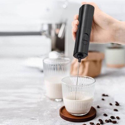 Mousseur à lait mélangeant le café
