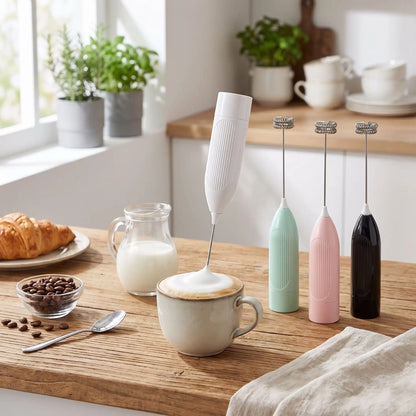 quatre mousseurs à lait sur la table de cuisine