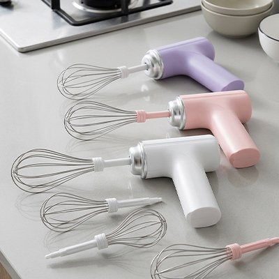 trois Fouet electrique sur la table de cuisine