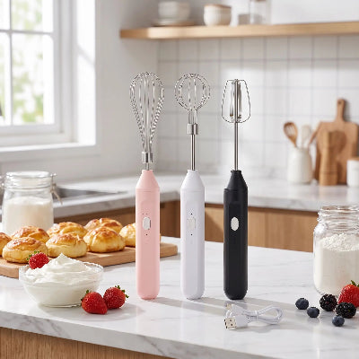 trois fouets electriques sur table de cuisine