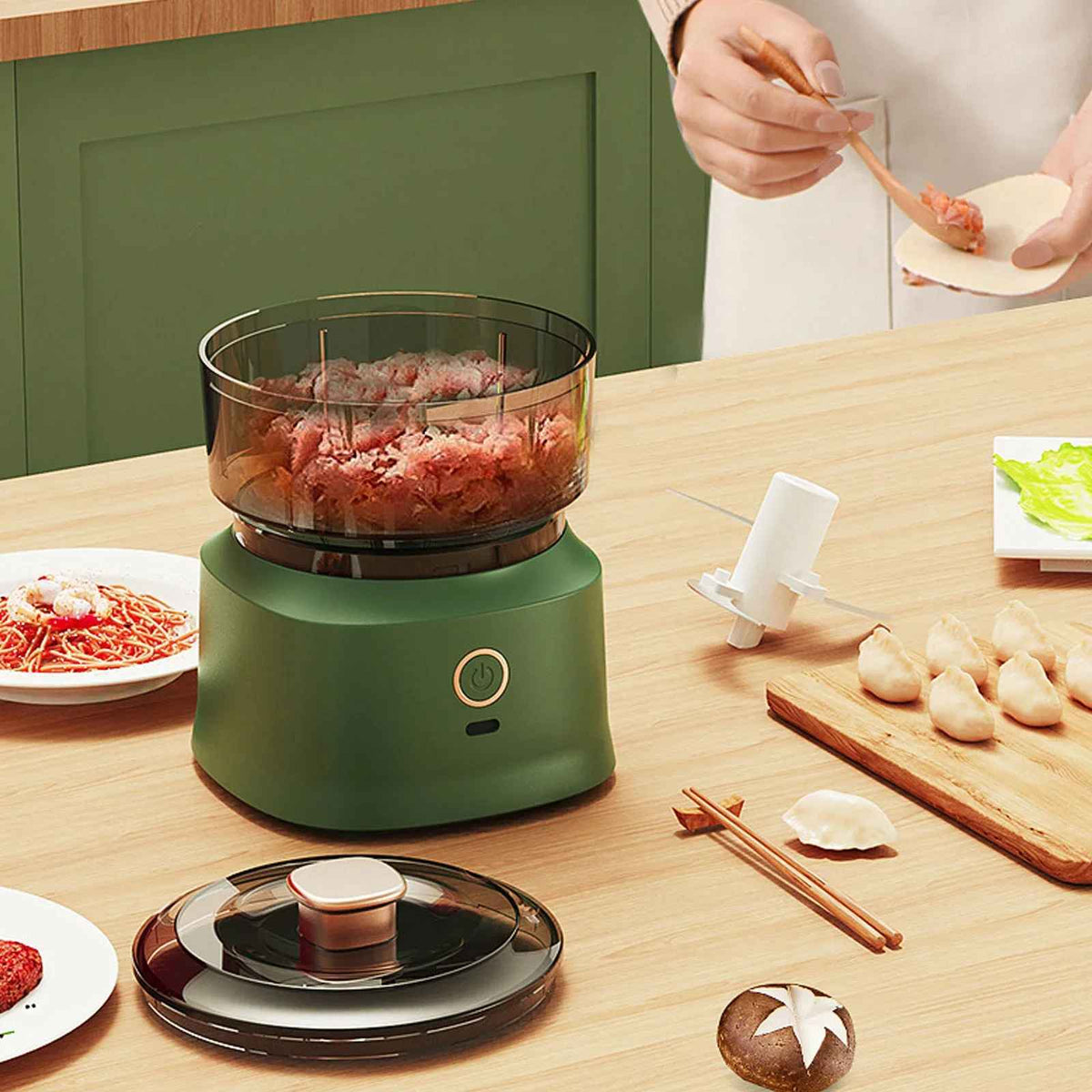 un mini hachoir à viande ouvert avec un peu de viande à l'intérieur