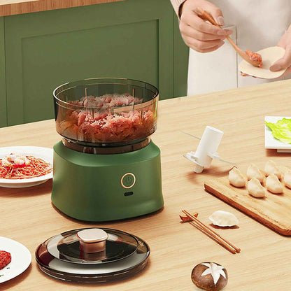 un mini hachoir à viande ouvert avec un peu de viande à l'intérieur